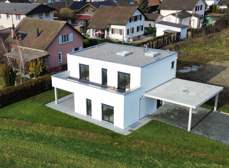 Weisses Haus mit Garten